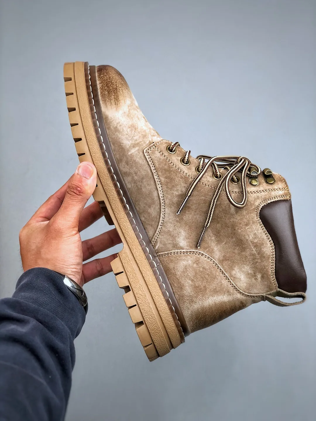 Local self-pickup💰560 supports store placement. New goods🚀#TimberlandTimberland/Timberland outdoor high-top casual rhubarb boots series #Guangdong Dachang quality, original box and original packaging, fashionable and trendy matching. The fabric is made of Italian 🇮🇹 top-grade frosted fine-grained cowhide. It is paired with anti-odor and anti-corrosion genuine leather latex insoles. The outsole and hardware are all made from OEM raw materials. The same as the original Goodyear never-opening process. Good products do not kill pigs. Exclusively launched on the whole network. There is no doubt about the quality. The whole set is packaged in the official website to give you the perfect wearing experience. The quality is exquisite and durable. A must-have for sportsmen. Specially designed to treat those who are not handsome. High-quality and first-class foot feel. Specially used for cold protection and outdoor use this winter. Casual matching for daily use. Size: 38-44 (leather shoe size)